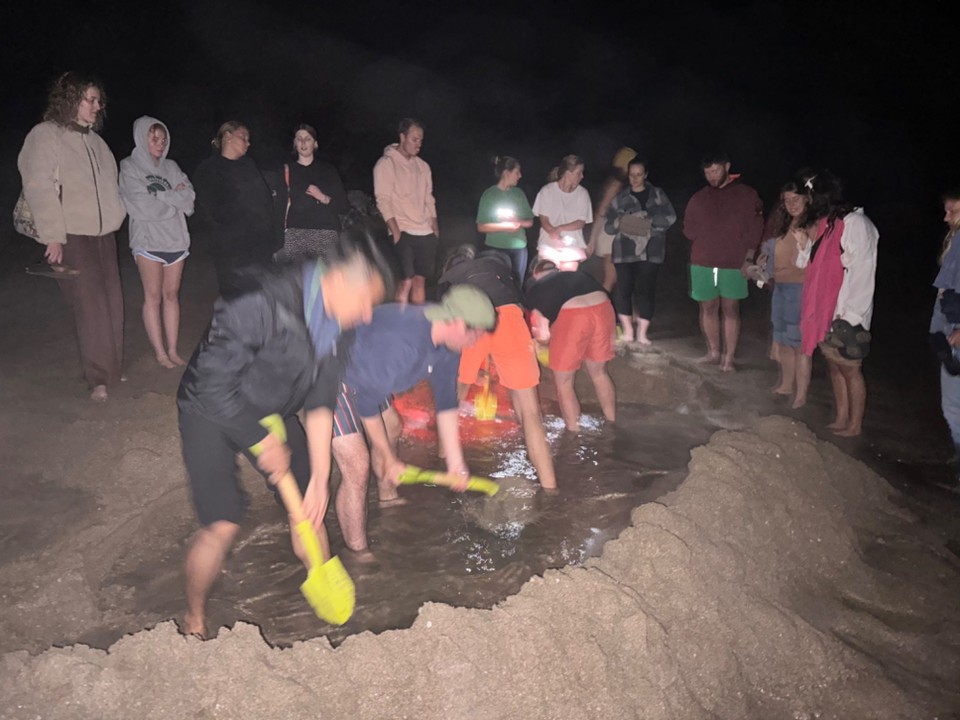 Neuseeland - Hot Water Beach - Um 22h gehen dann 20 motivierte mit Spaten bewaffnet vor zur Beach. Am Hot Water Beach gibts heiße Quellen und wenn man bei Ebbe ein Loch gräbt kommt man auf heißes Wasser und wenn sich das mit dem Meerwasser mischt hat man einen hotpot. 