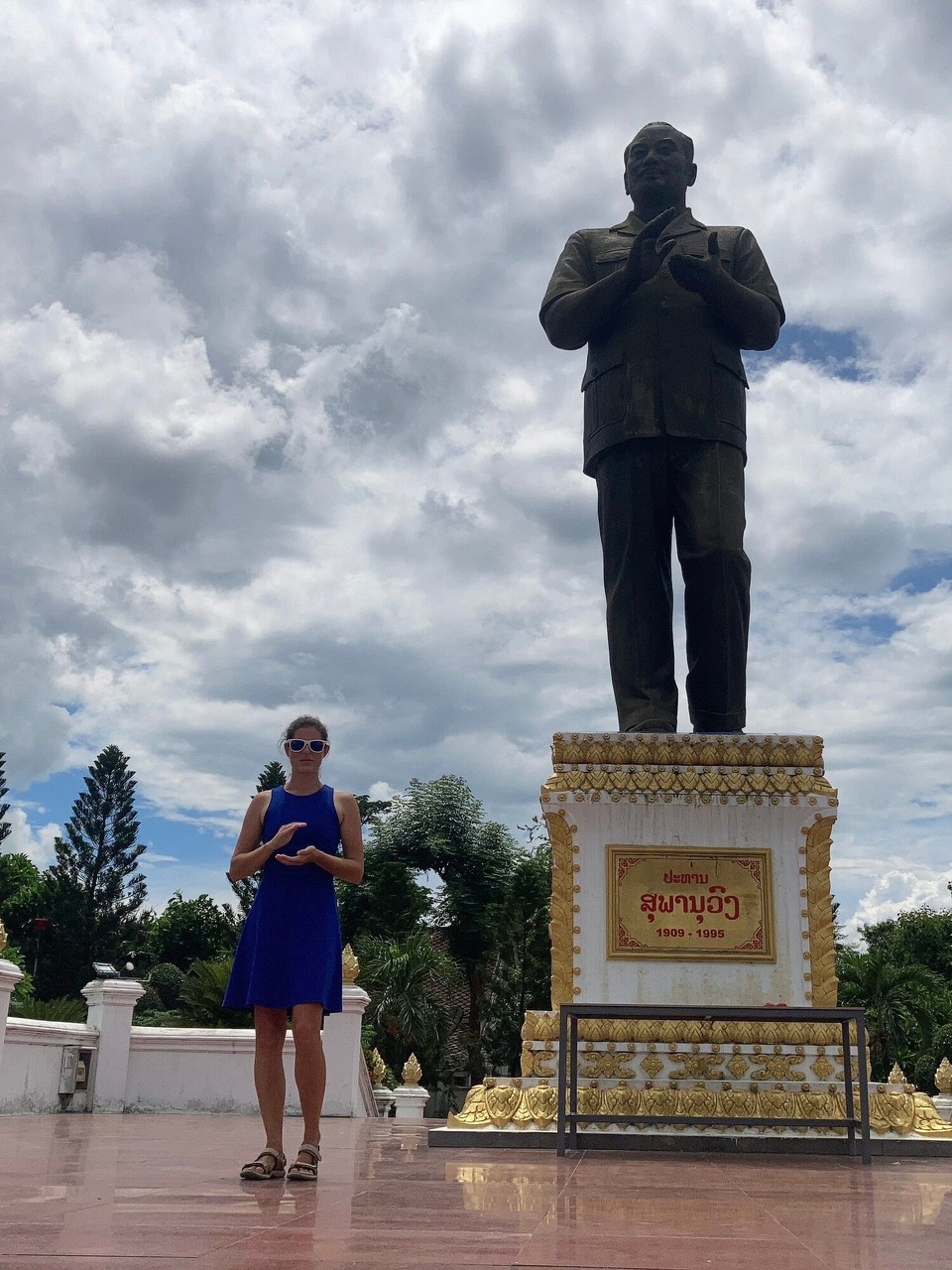 Laos - Luang Prabang - Monument du President Souphanouvong - hier gibt es ein Applaus 😅