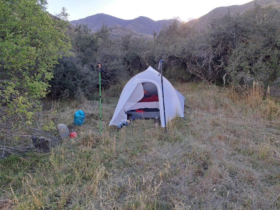 Neuseeland - John Creek - Wildcampen vom Wind geschützt 