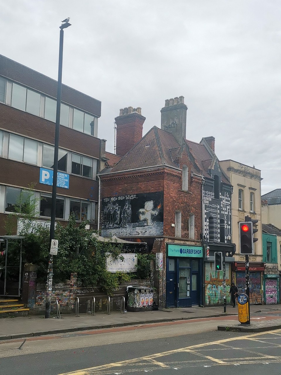 United Kingdom - Bristol - Fast zu übersehen, das Mild Mild West mural von Banksy 