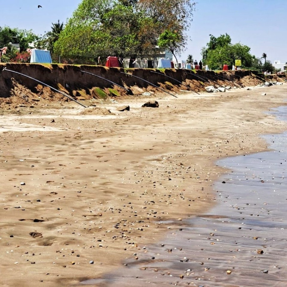 Oman - Maskat - Der unterspülte Sandstrand bei Flut.
