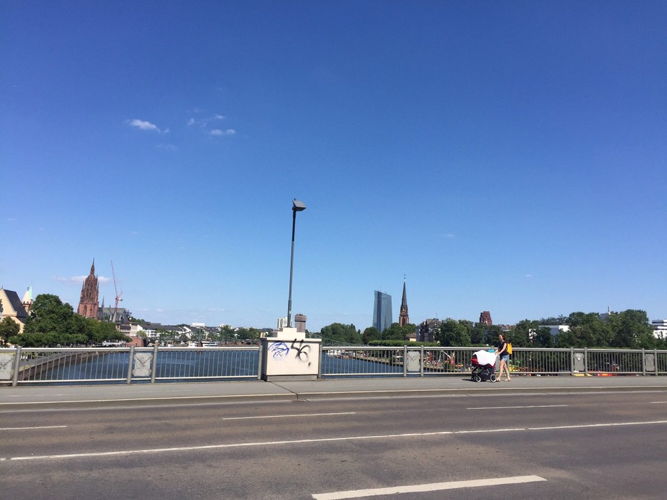 Deutschland - Frankfurt am Main - EZB und Dom im Hintergrund 