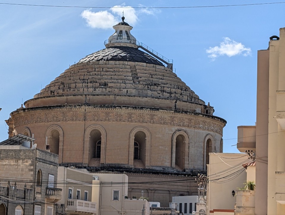 Malta - Mosta - Heute ist Mosta unser erstes Ziel. Wir nähern uns der Mosta Rotunde von hinten, hier gibt es auch Parkplätze.