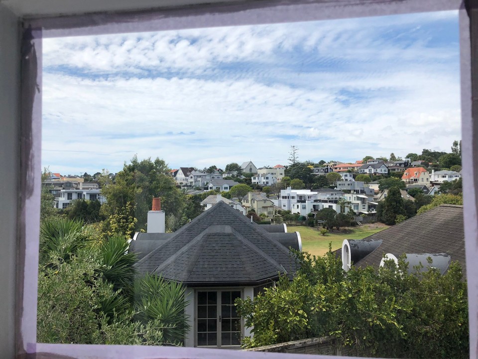 Neuseeland - Orakei - Aussicht, vom Haus, Fenster wurden kürzlich gestrichen, Abdeckband klebt noch an den Scheiben
