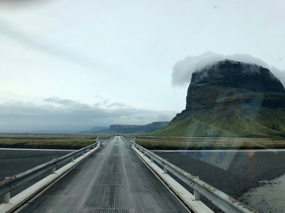 Island - Skaftárhreppur - Und nun geht es über den letzten Fluss der Ebene des Skeiðarársandur, den Núpsvötn.