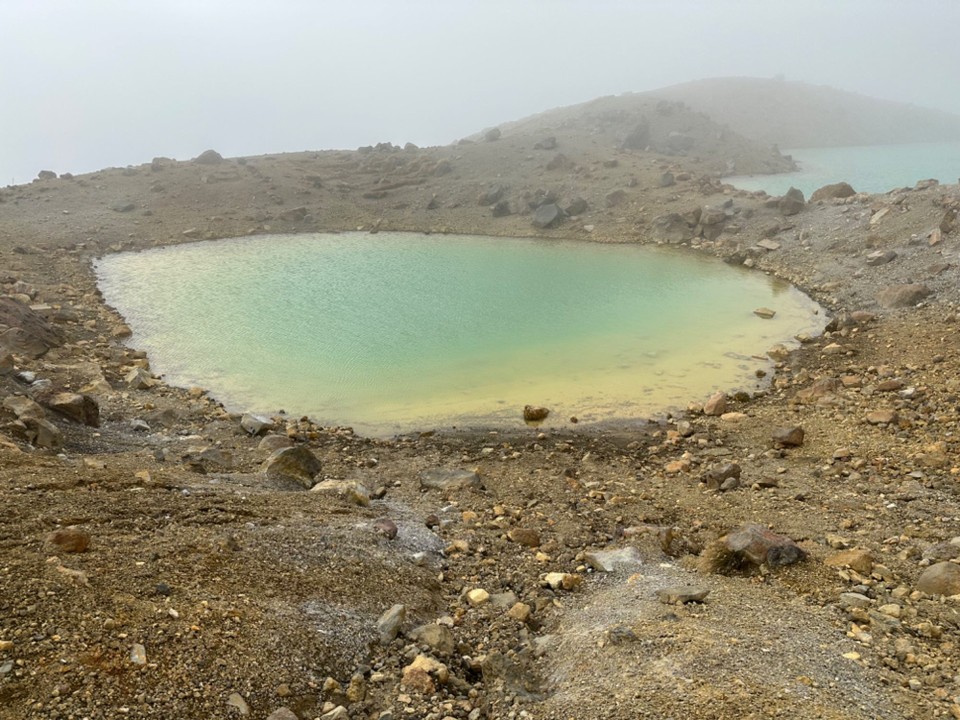 Neuseeland - Tongariro - ... aber immerhin gibt's dann beim Abstieg Sicht auf Emerald Lake und Blue Lake etwas Sicht