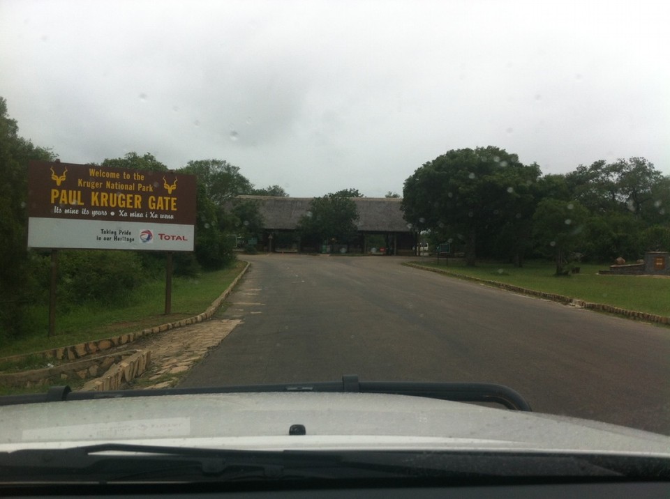 Südafrika - Kruger Park - Einfahrt in den Krüger Park am Paul Krüger Gate: Einfahrtkontrolle: "Do you have weapons or alcohol with you?"