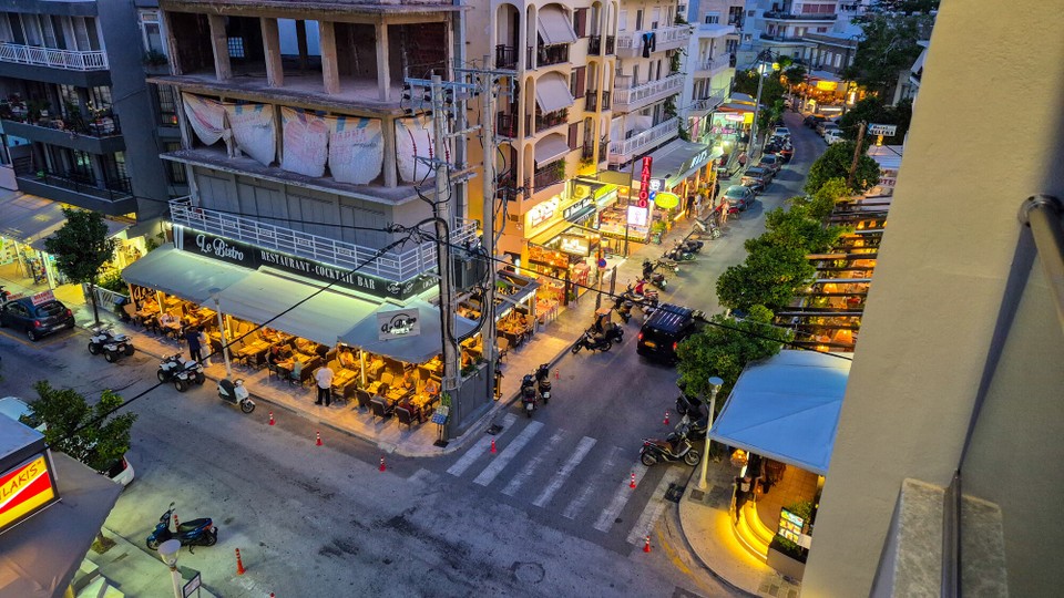 Griechenland - Rhodos - Typisch Rhodos, überall Bars und Restaurants, egal, da müssen wir durch.