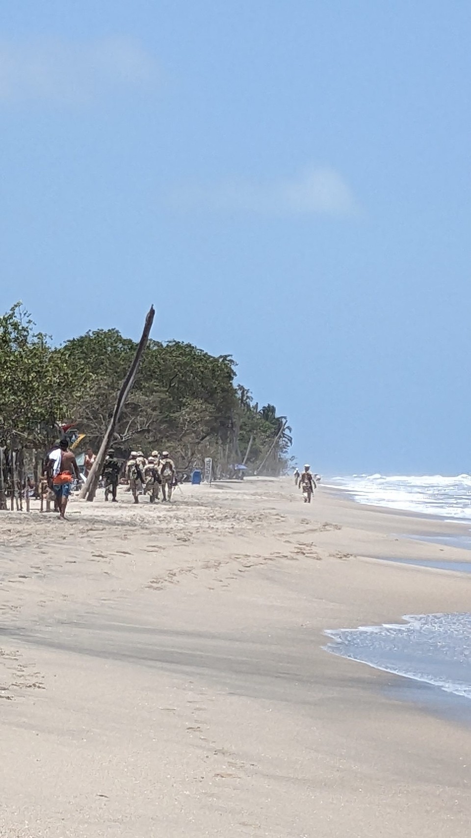 Kolumbien - Palomino - Militär läuft mit Maschinengewehren über den Strand. Willkommen in Kolumbien 