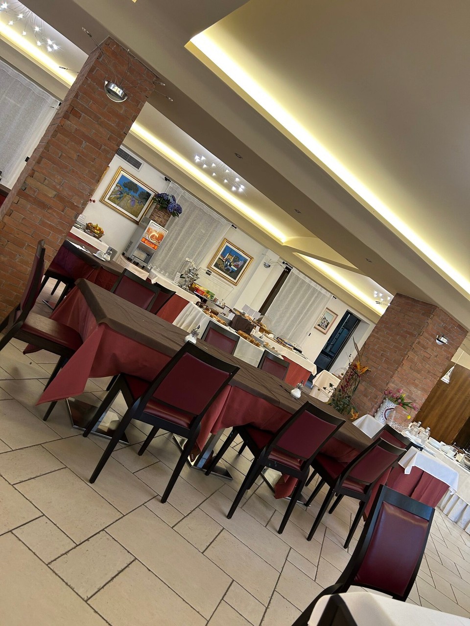 Italien - Baunei - Ein überraschend umfangreiches Frühstücksbüffet 