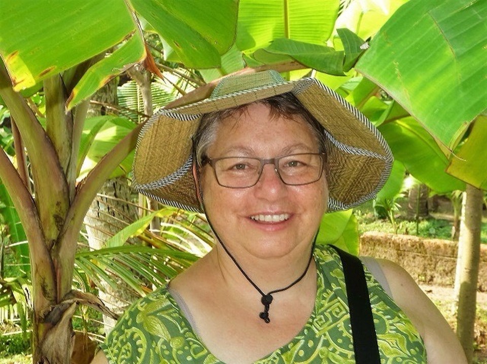 Indien - Kochi - Mit Deppenhut unter den schattenspendenden Bananenblättern 