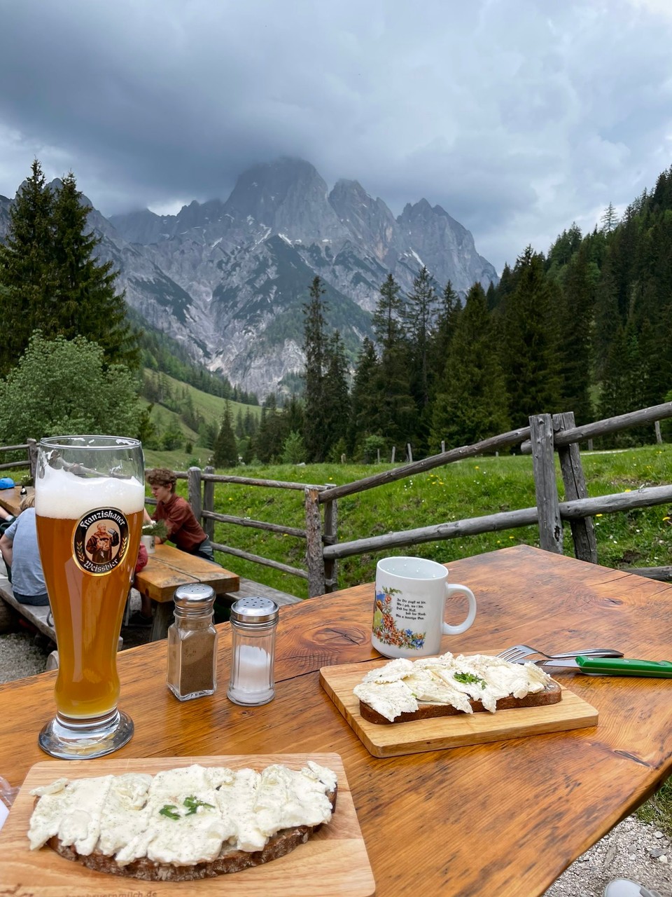 Deutschland - Ramsau bei Berchtesgaden - Vesper auf der Bindalm