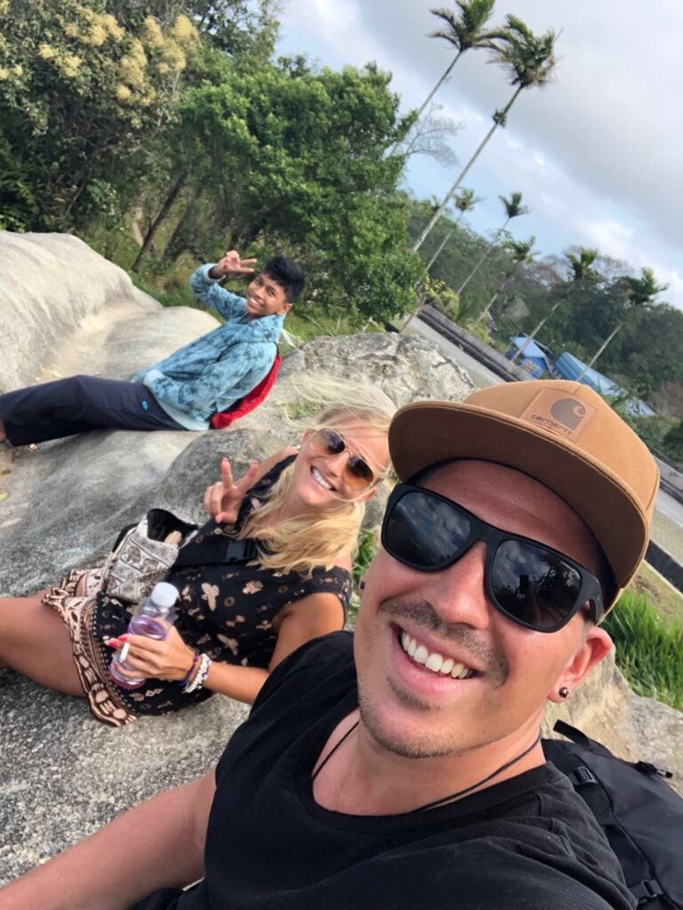 Malaysia -  - Unsere Retter in Not 🙏🏼🆘 Auf dem höchsten Berg Langkawis angekommen, ist der Tank leer 😰 der Roller springt nicht mehr an! Ausser zwei Einheimischen Jungs war kein Mensch auf dem Berg. Ohne zu zögern stieg der junge Malaysier auf seinen Roller und kam nach 1 Stunde mit einer Flasche Benzin für uns zurück 🤗... und weiter geht das Abendteuer.. 