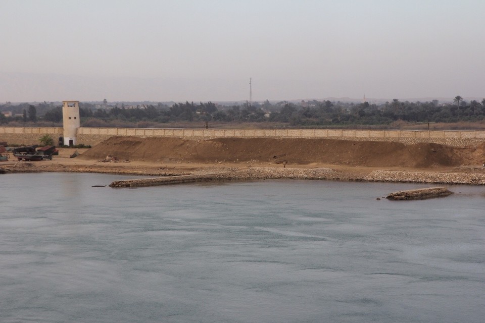 Ägypten - El-Ismailiya (Ismailia) - Auch da gibt es eine Mauer und die ist wesentlich Länger als die Berliner