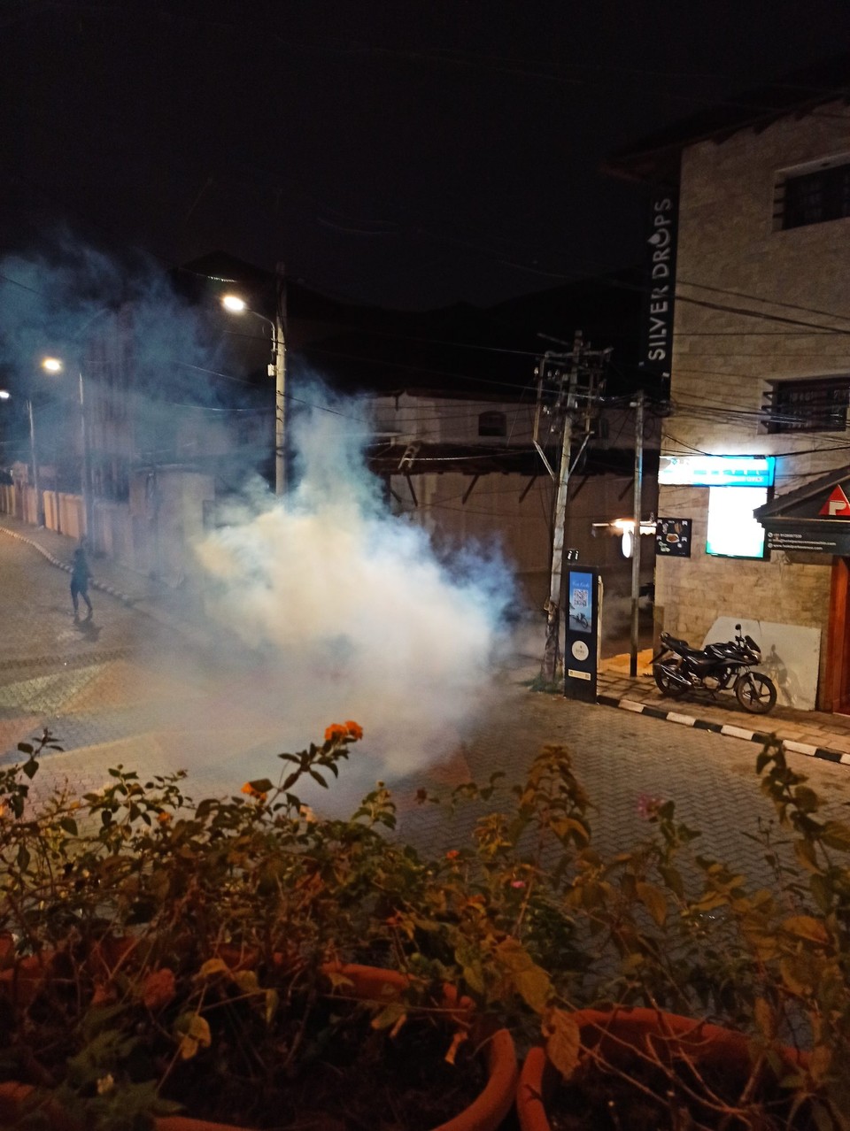 Indien - Kochi - Mein hier brennt es nicht 😅 Ab 21:30 fährt ein mit 2 Mann besetztes Mofa durch die Straßen und verteilt "Anti mosquito" -Mittel. Obs hilft ist fraglich... 