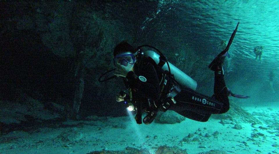 Mexiko - Dos Ojos Cenote - Kathi posed im 25 Grad warmen Süßwasser...