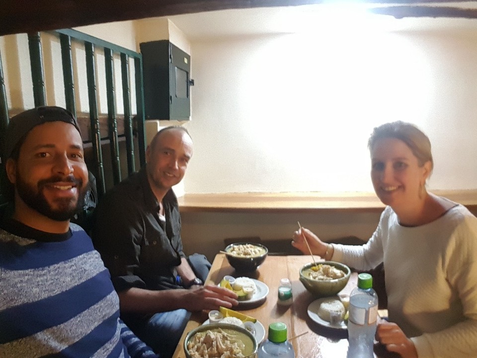 Kolumbien - Bogotá - Traditional food with some backpackers. 