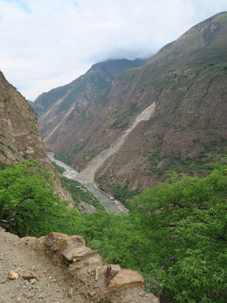 Peru - Choquequirao - ensuite début de la descente jusqu'au km 19...un total de 27 km! on finit de nuit à la frontale; grosse frayeur en croisant des tarentules enormes!