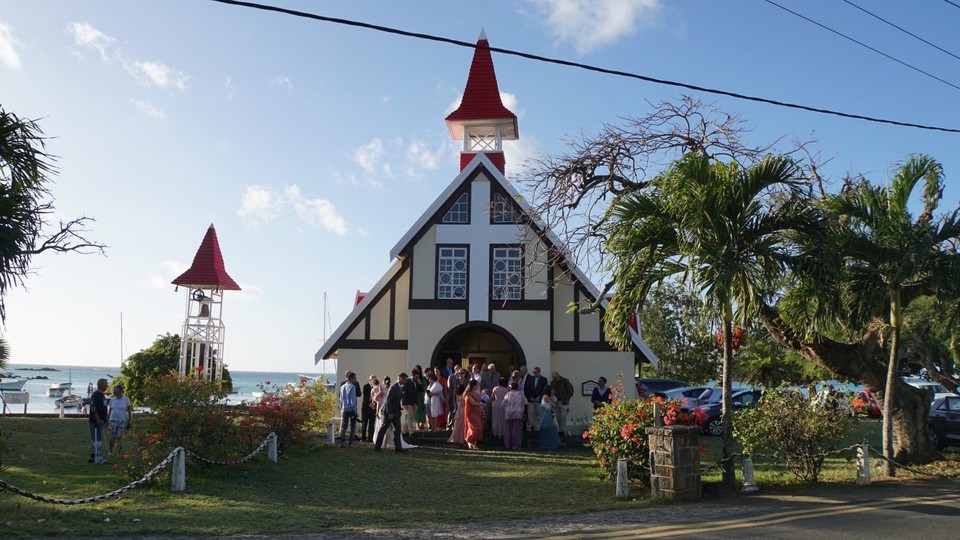 Mauritius -  - Brautgesellschaft vor der Kirche