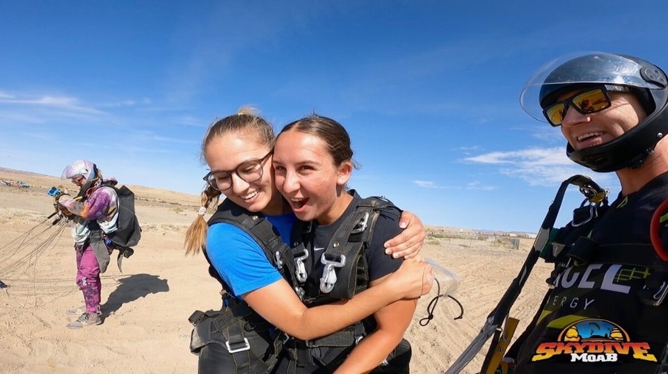 Vereinigte Staaten - Page - Ich be mega stolz uf üs, das mier das gmacht hed (danke Nadine das du das unbidingt hesch welle mache😉🫶🏽). Mier hend zwei tolli Pilote gha, wo das super gamcht hend. De Nadine ihre hed ah dem Tag scho 10 Sprüng gmacht und insgesammt scho über 10‘000.🙈