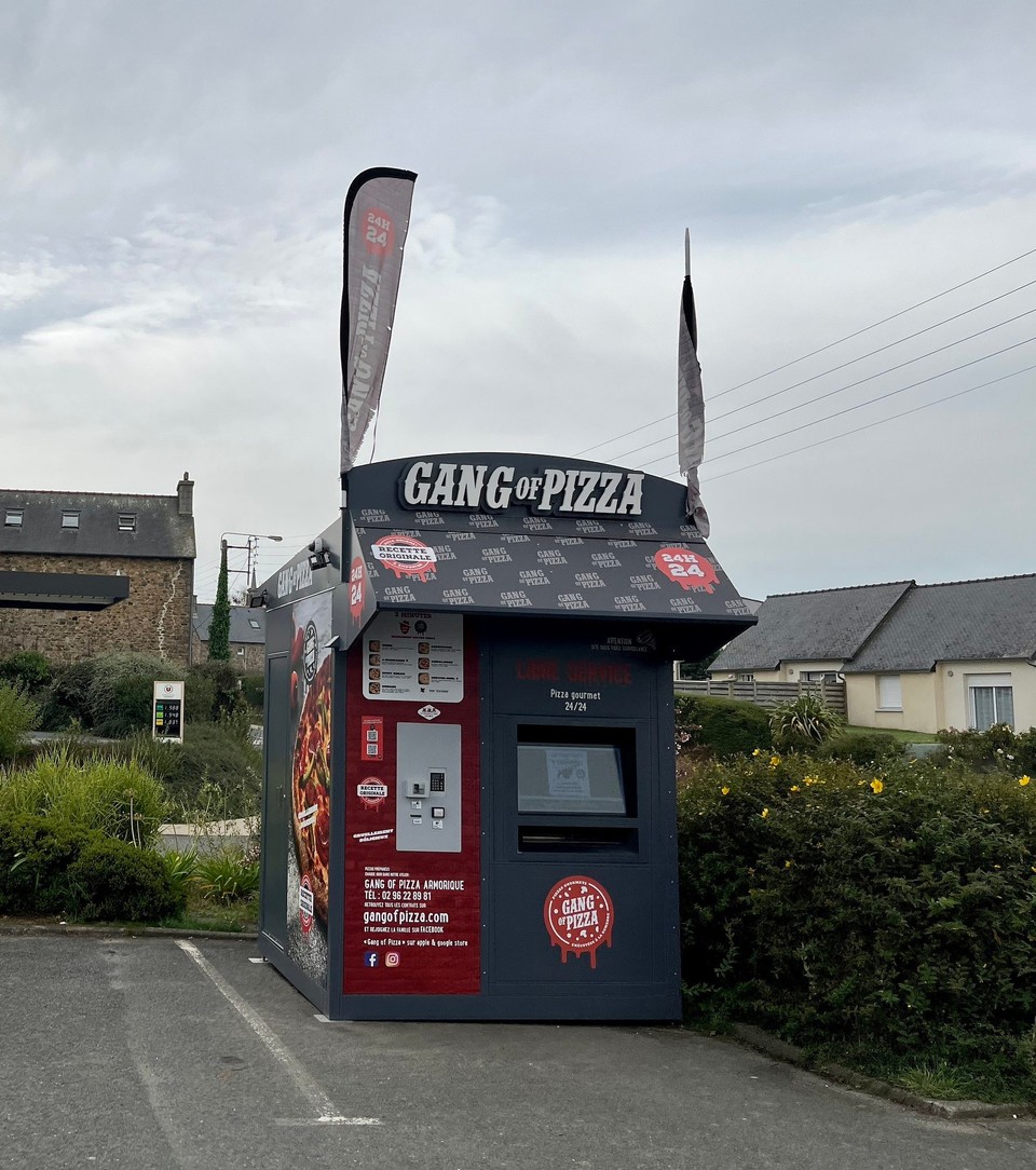 Frankreich - Plougrescant - In Frankreich - ein Pizza-Automat. 
Schon der zweite auf dieser Reise…