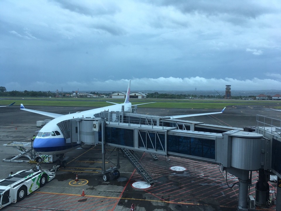 Taiwan - Dayuan - Da wartet unser Flieger auf uns. Von Denpasar nach Taipei saßen wir ganz vorn, in der Business Class