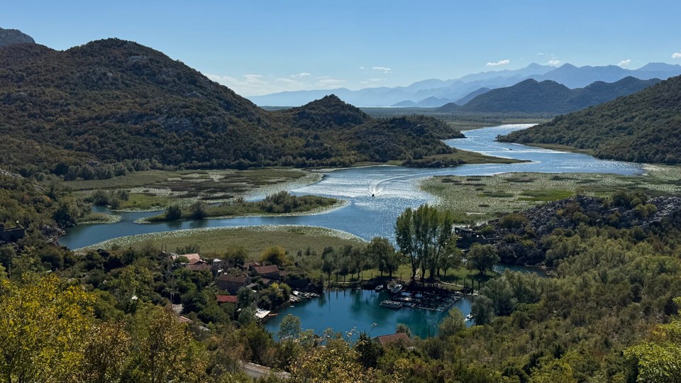 Montenegro - Žabljak - Weiter geht’s nach Karuc, einem kleinen Fischerdorf. Der Charm der alten Steinhäuser vermittelt den Eindruck als sei hier die Zeit stehengeblieben.