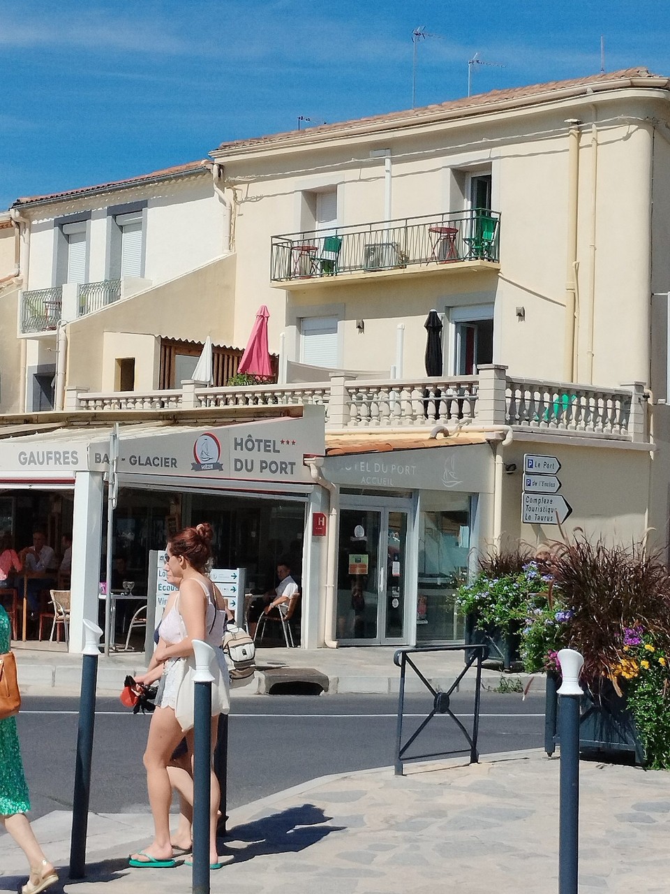 Frankreich - Mèze - Unser Hotel 🤩 und unser Zimmer mit den "NATÜRLICH" schwarzen Sonnenschirm 🤩🤣🤣🤣🤣