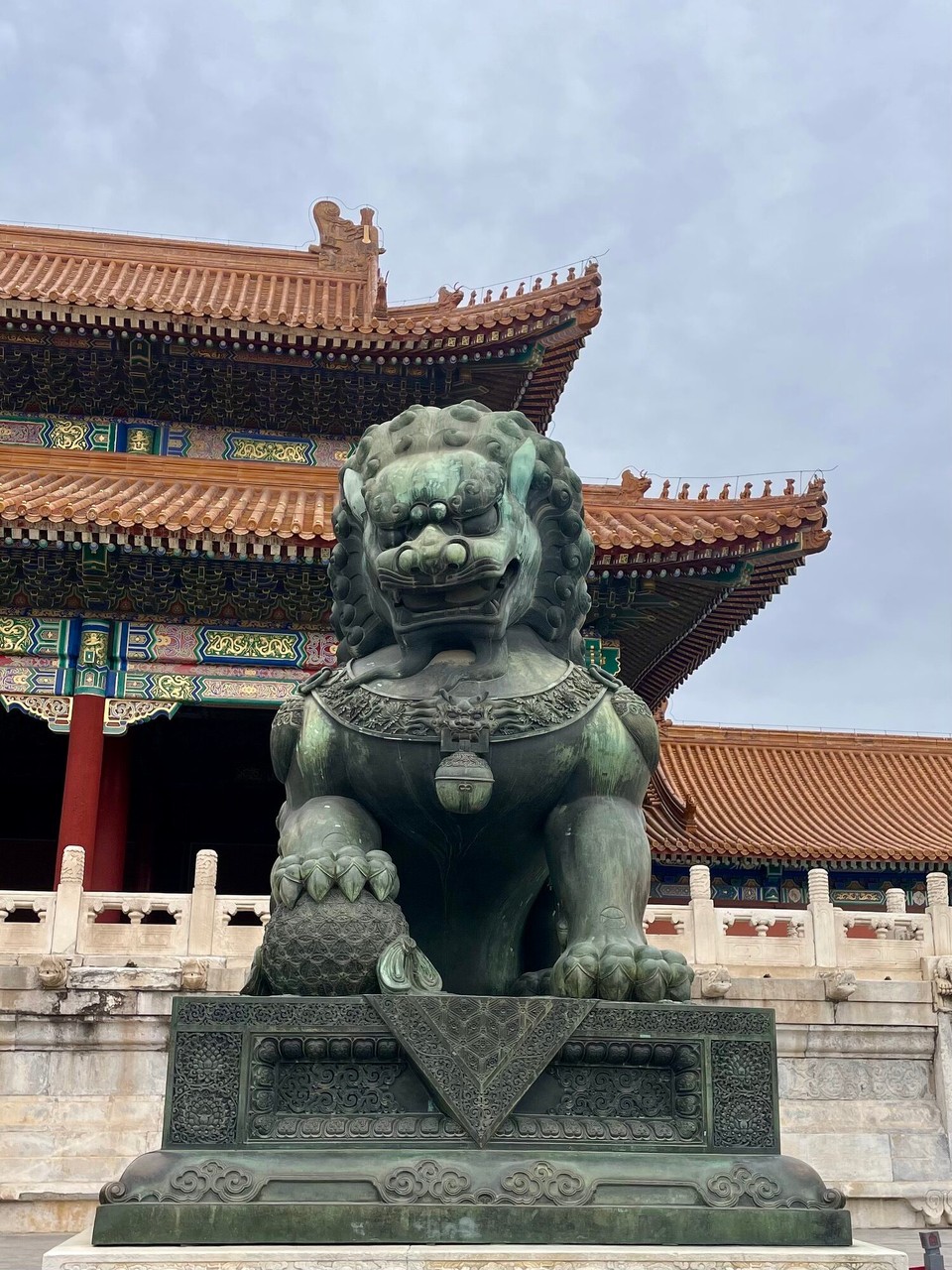 China - Beijing - De Loi us Bronze uf de einte Siite als Symbol für Macht, de Loi uf de andere Siite als Sybol für e langi Familietradition