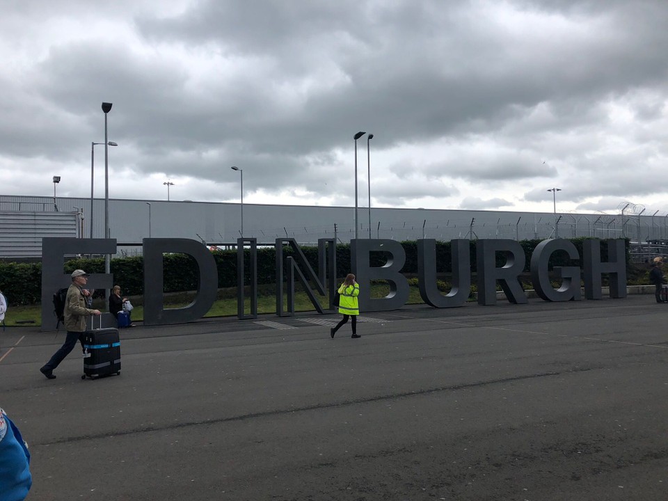 Vereinigtes Königreich - Edinburgh - Nun stehe ich hier am Flughafen und muß die Zeit überbrücken, weil der Bus, der unsere Gruppe zum Hotel bingen soll, verspätet kommt.