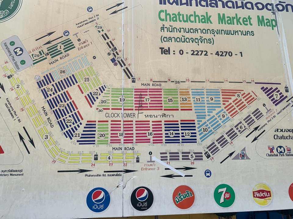 Thailand - Bangkok - Hier handelt es sich nicht um ein Fußballstadion, sondern man sieht die Karte des größten Wochenendmarkts der Welt. Unterschiedliche Farben für verschiedene Artikel: Klamotten; Pflanzen, Dekoration, Essen, Tiere, Kissen, Getränke und noch viel mehr! Er hat 29 Eingänge, wir kamen rein bei 23
