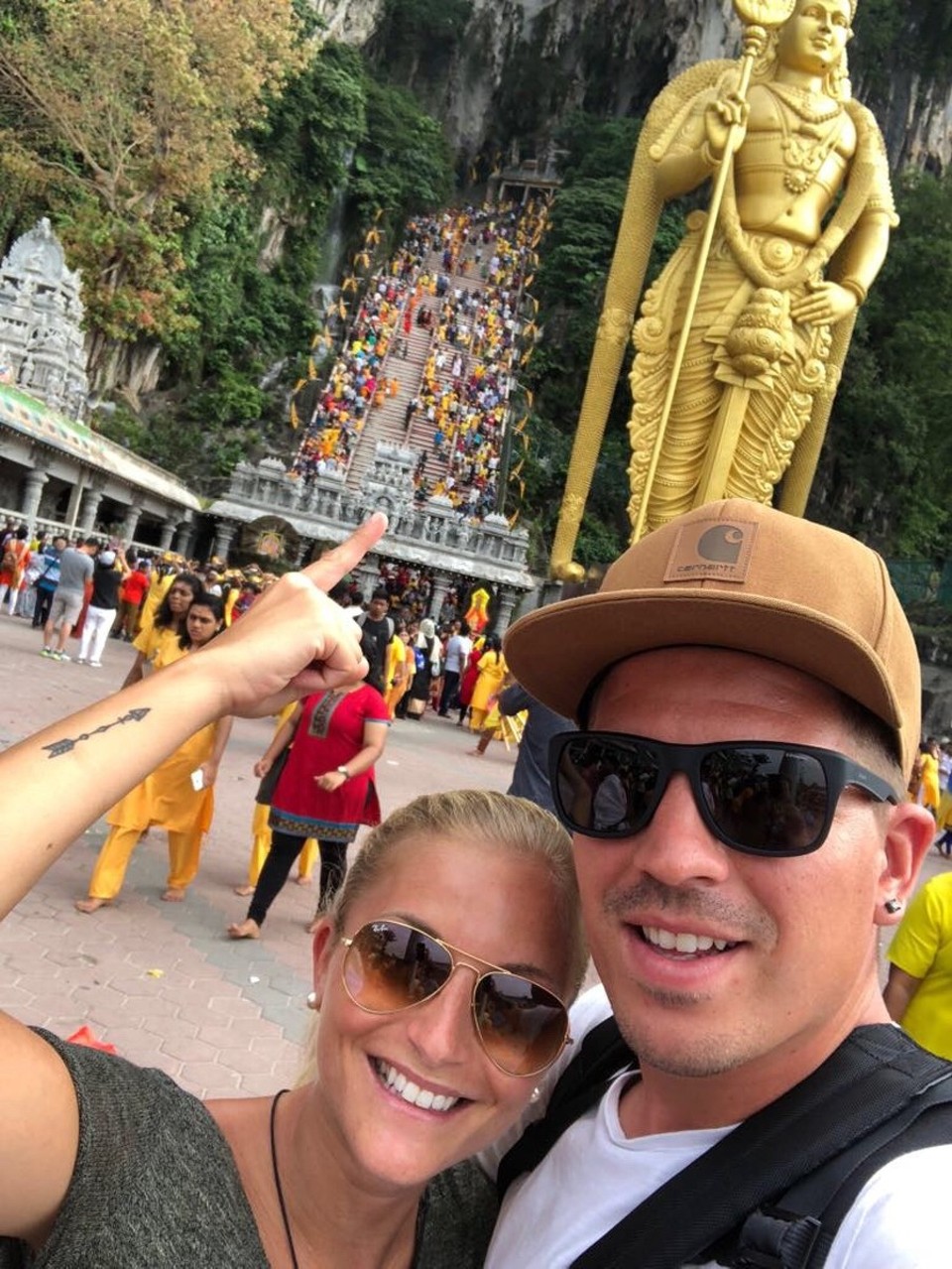 Malaysia - Kuala Lumpur - Beim Batu Cave angekommen, wimmelte es vor lauter Indern und wir fragten uns, wasn hie los?! 😂 Später hat uns ein Taxifahrer mitgeteilt, das es sich um den Indian Day handelt, welcher mehrere Tage gefeiert wird.
Eine Reise nach Indien lohnt sich demnach nicht mehr, wir waren ja schon praktisch mitten drin 😅