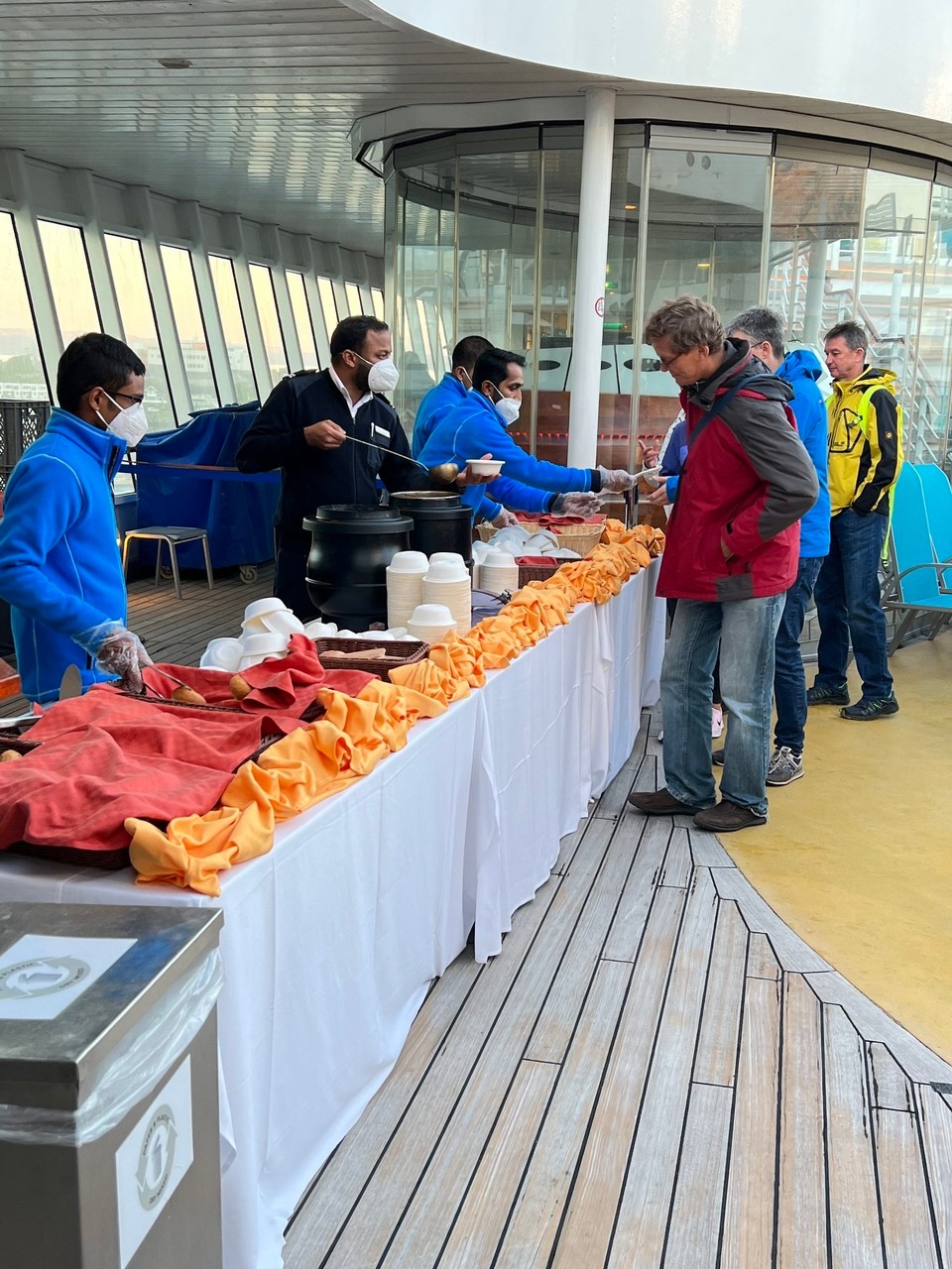 Norwegen - Nordkapp - Brötchen mit Gulaschsuppe