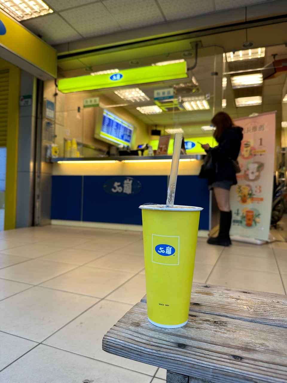 Taiwan - Taipei Main Station - Anschließend noch ein Bubble Tea finest Olong ohne Zucker und die Welt ist mehr als in Ordnung. Hinweis des schlechten Fotografen: Das Angebot des Bubbleteeladens kann man auch nicht lesen, wenn das Foto scharf ist.