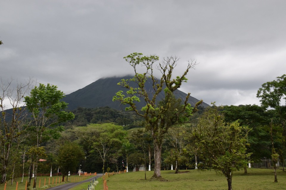 Costa Rica - Tilarán - Wieder am Hotel angekommen verhüllt sich der Vulkan in den Wolken. Also Gute Nacht, bis morgen.