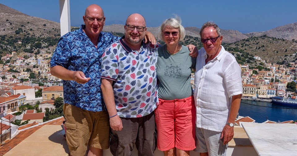 Griechenland - Symi - Da fehlte bisher doch etwas: das Gruppenbild mit unseren Gastgebern.