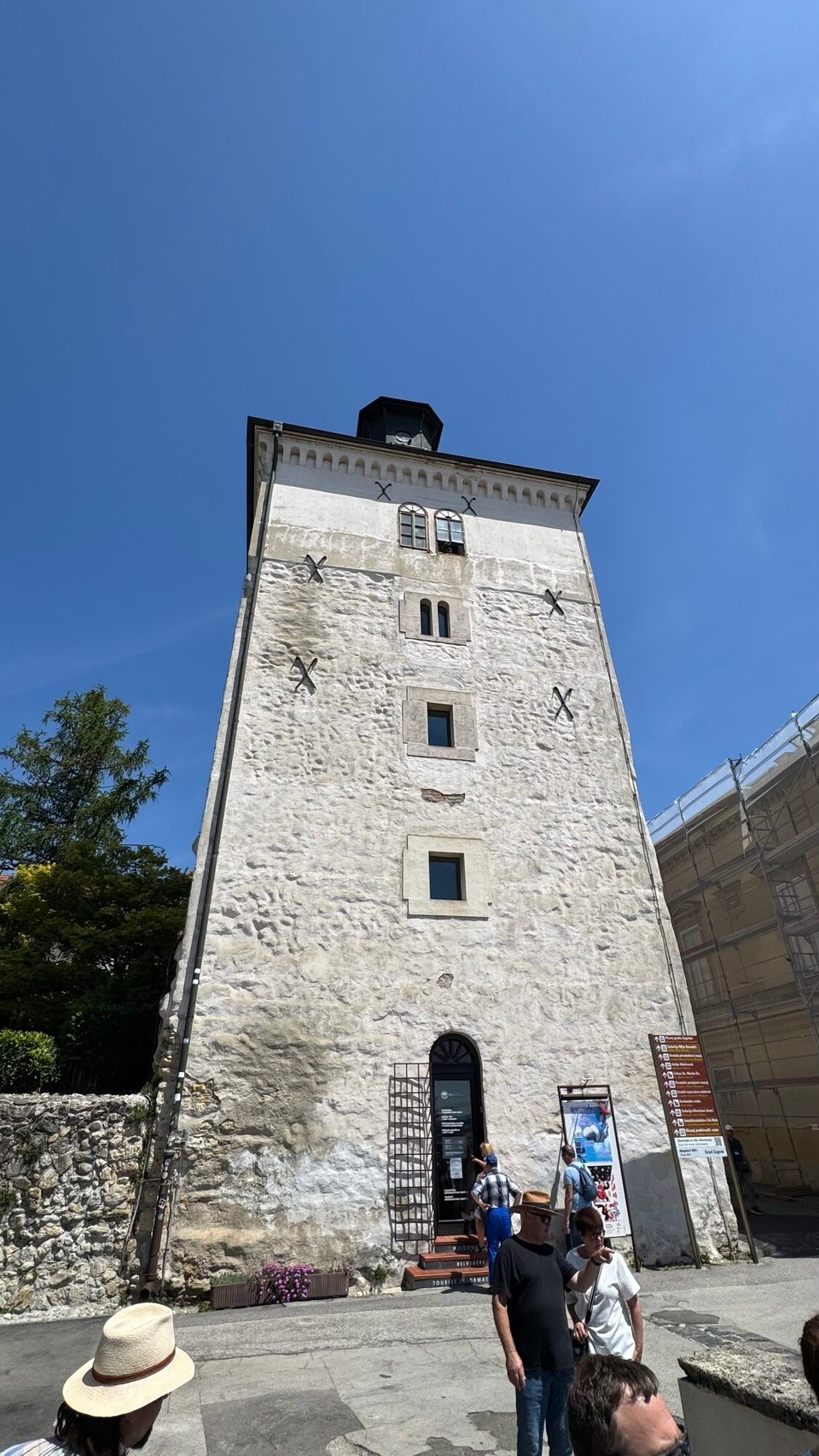Slowenien - Ljubljana - Weiter geht es zum Lotrščak-Turm. Da wir zur Mittagszeit (pünktlich um 12:00 Uhr) hier sind, können wir den historischen Kanonenschuss miterleben, der täglich die Gemäuer erschüttert.