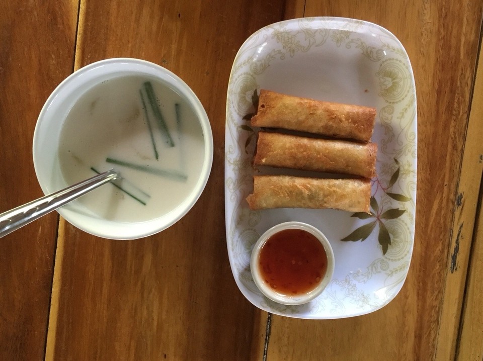 Thailand - Chiang Mai - Nach 2 Stunden schlafen in der Hängematte dann die zweite Runde: selbstgemachte Frühlingsrollen und Banane in Kokusnussmilch