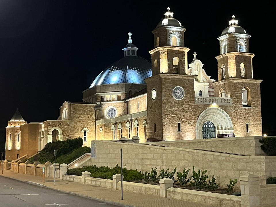 Australien - Geraldton - Und sind dann in Geraldton angekommen. Ein eher langweiliger Ort, der auch nur als Zwischenstopp dienen sollte. Aber eine schöne Kirche gibt es hier.
