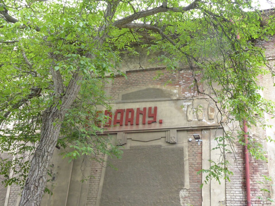 Tschechien - Prag - Irgendwann kam ich dann doch über eine Brücke und landete nahezu im Nirgendwo. Aber weil ich bekanntlich lost places mag, hat es mir schon wieder besser gefallen.