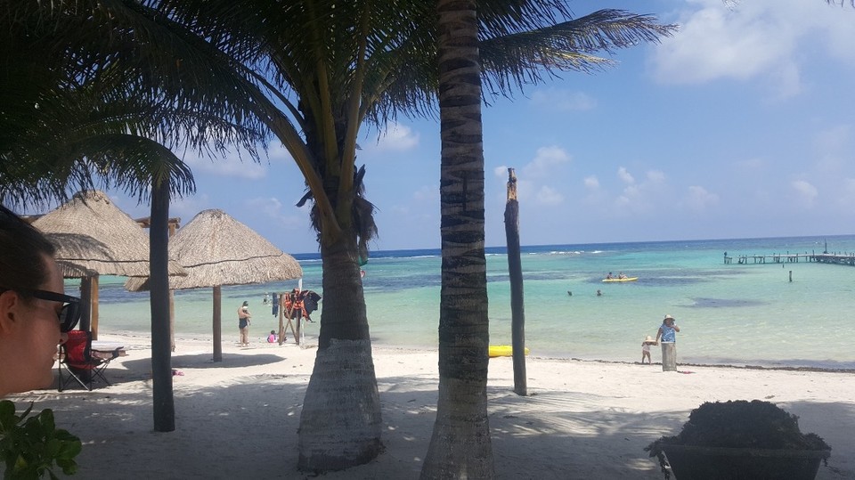 Mexiko - Mahahual - Von Tulum ging es weiter südlich der Küste entlang nach Mahahual. Wir hatten ein Hostel direkt an diesem wunderschönen Strand.  Aus dem Bett direkt ins Wasser.....