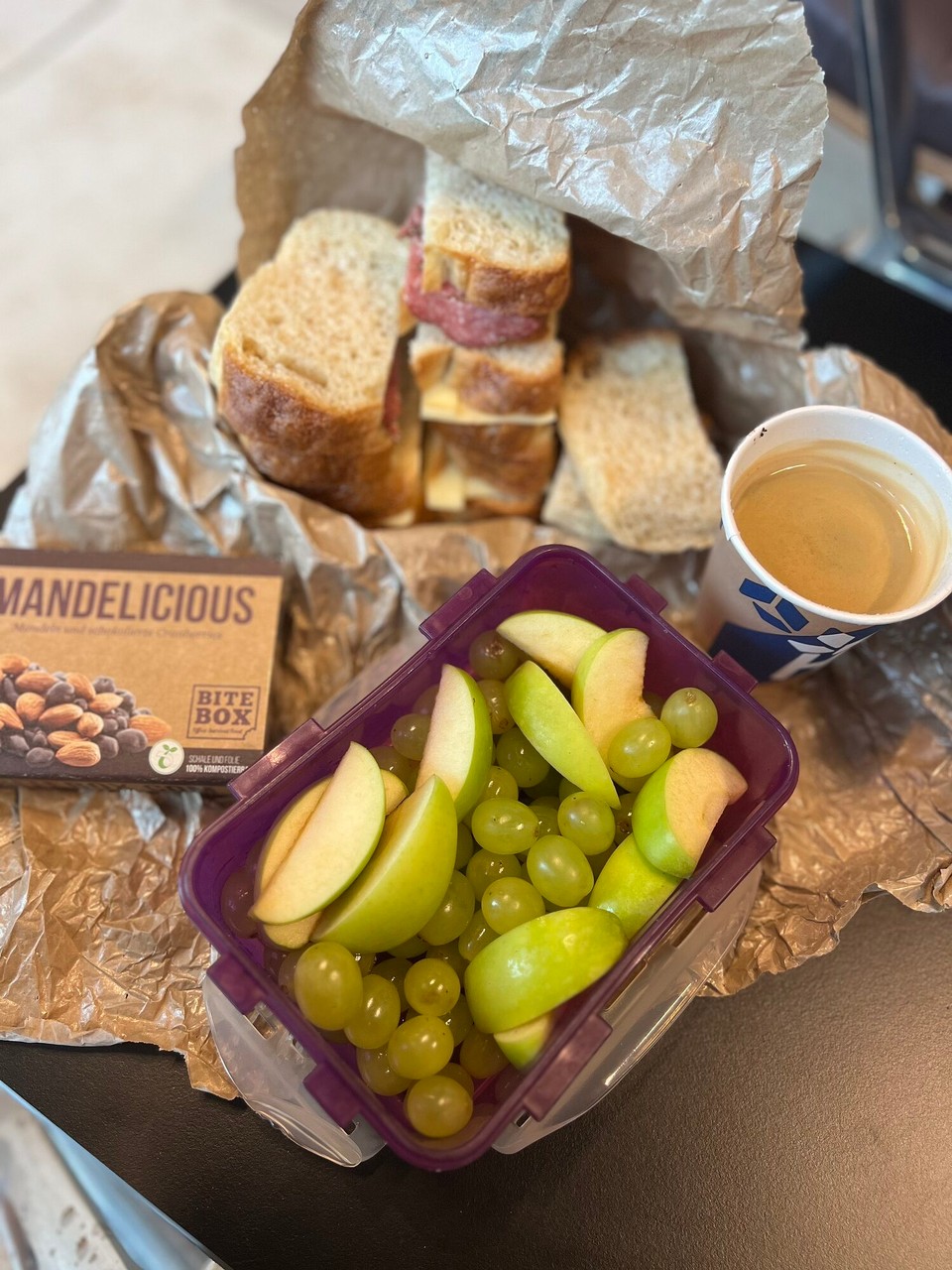 Deutschland - Schönefeld - Kühlschrank leer geräumt und Brote geschmiert. Noch ein Kaffee dazu und schon gibt’s Frühstück. 