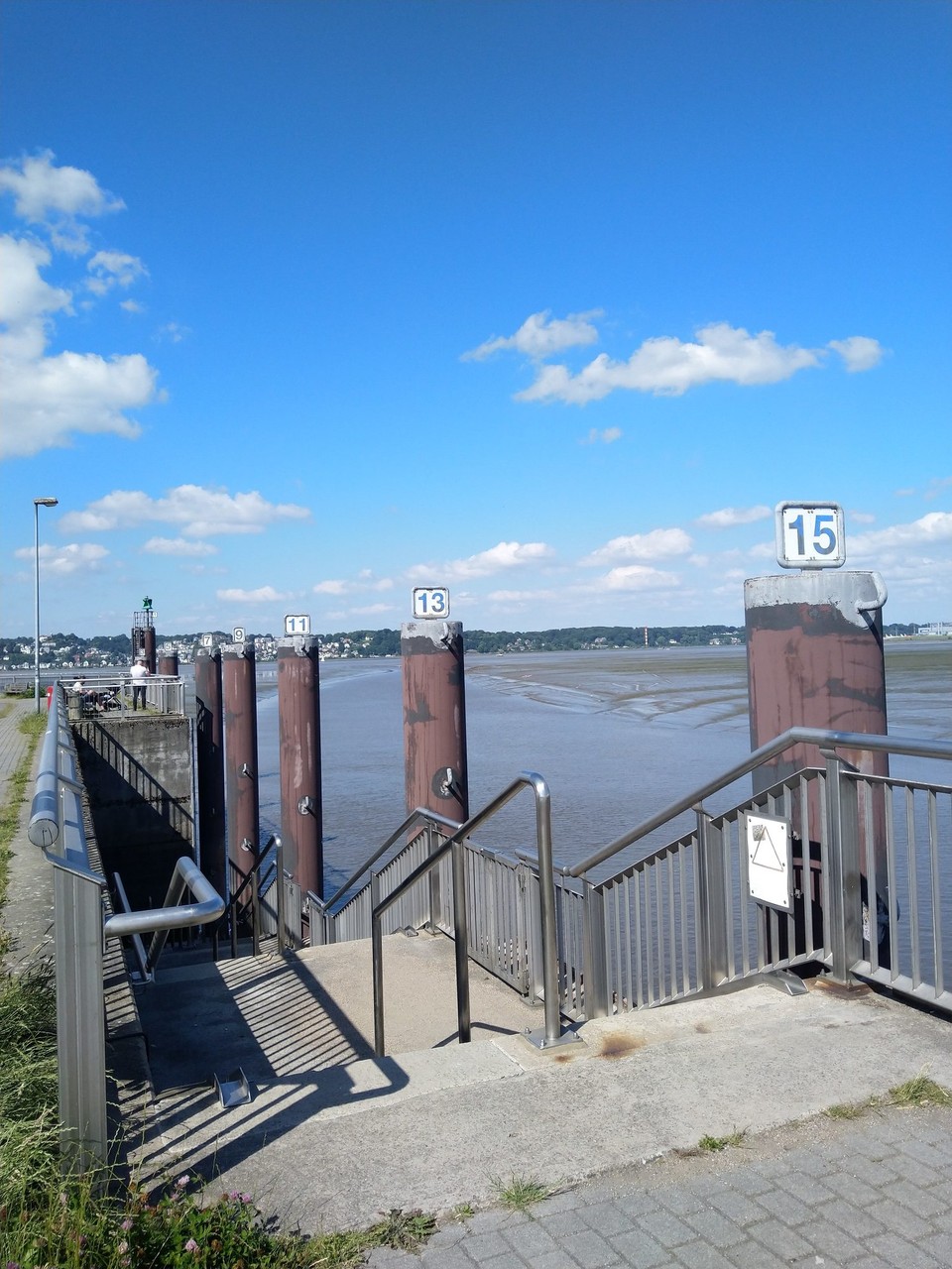 Deutschland - Hamburg - Gegenüber liegt schon Blankenese.