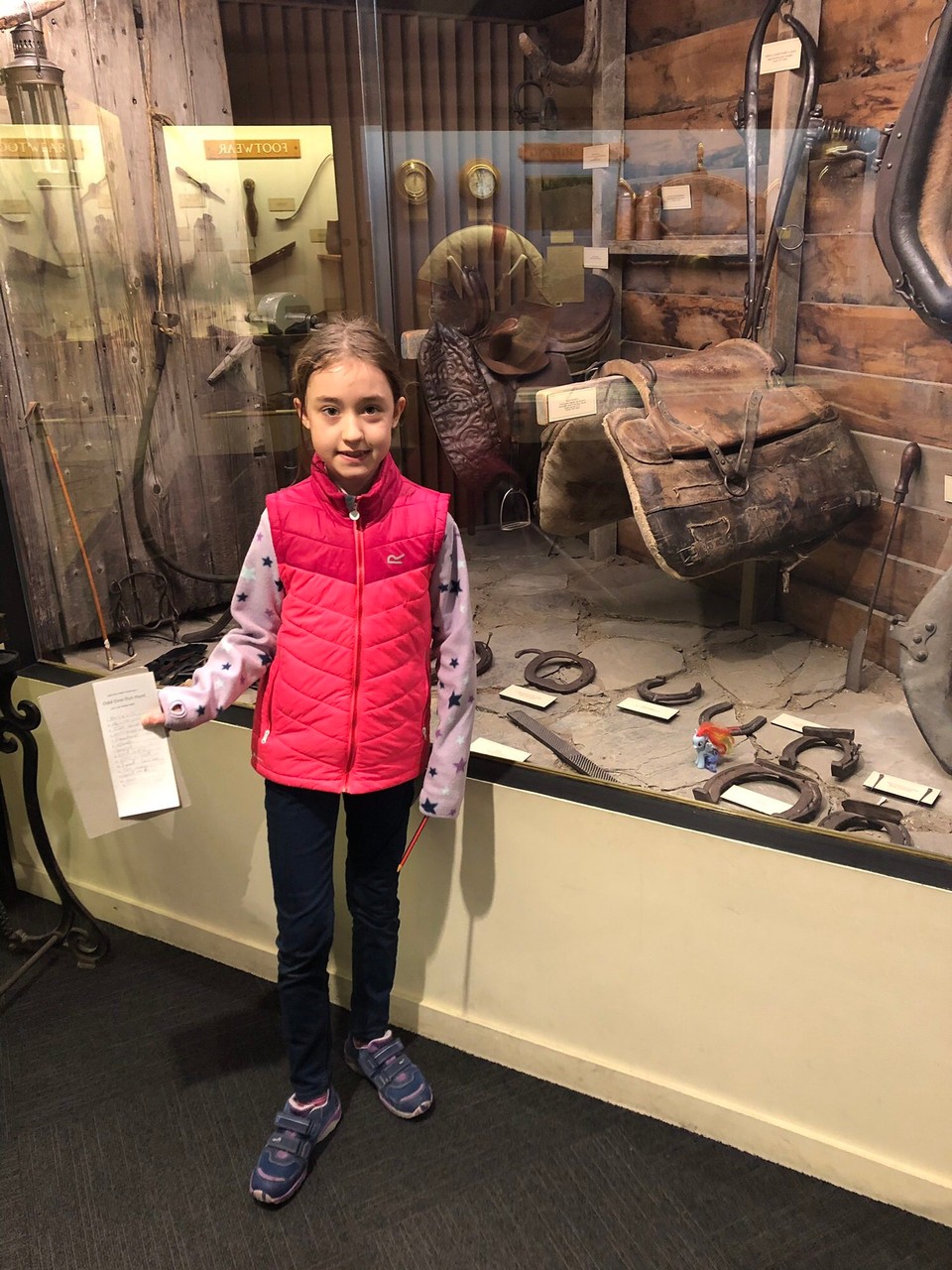 Neuseeland - Arrowtown - Lara muss Sachen finden, die nicht in dieses Museum passen.