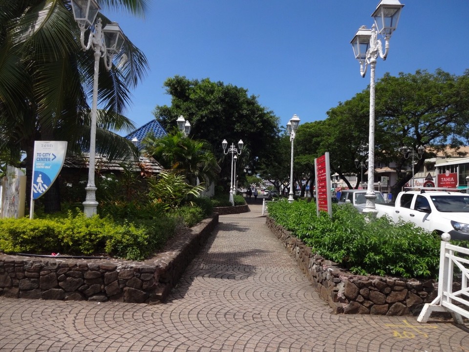 Französisch-Polynesien - Papeete - Dieser weg führt zur absoluten Inselattraktion