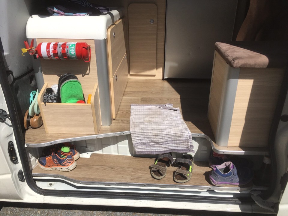 Neuseeland - Harewood - Der Seiteneingang. Auf die Stufe passen unsere Schuhe sehr gut. Im Fach daneben ist Platz für Hausschuhe, Schirm, Sonnencreme, Mückenmittel. Rechts gibt es ein Fach für Putzmittel, Heizung, Apotheke, Necessaire und Reservegetränke.