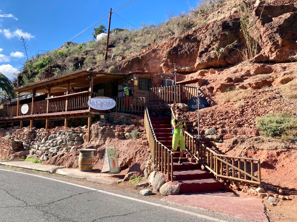 Spanien - San Bartolomé de Tirajana - Kaffee-Stopp und Brote fassen! Das Restaurant ist in die Felsen eingelassen. Kuules Gewölbe drinnen…