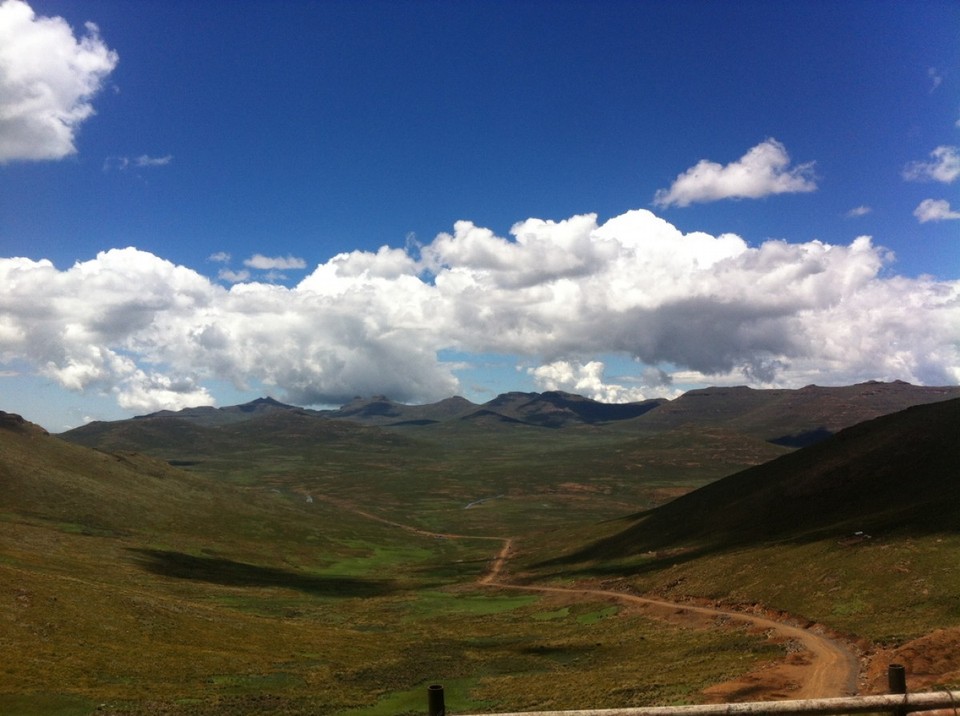 Lesotho - Maseru - Die Hauptstrasse in Lesotho von Ost nach West...