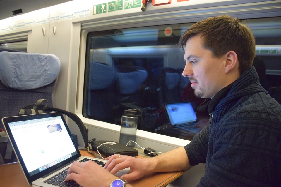 Deutschland - Frankfurt am Main - Im Zug können wir dank WLAN die Reise weiter planen