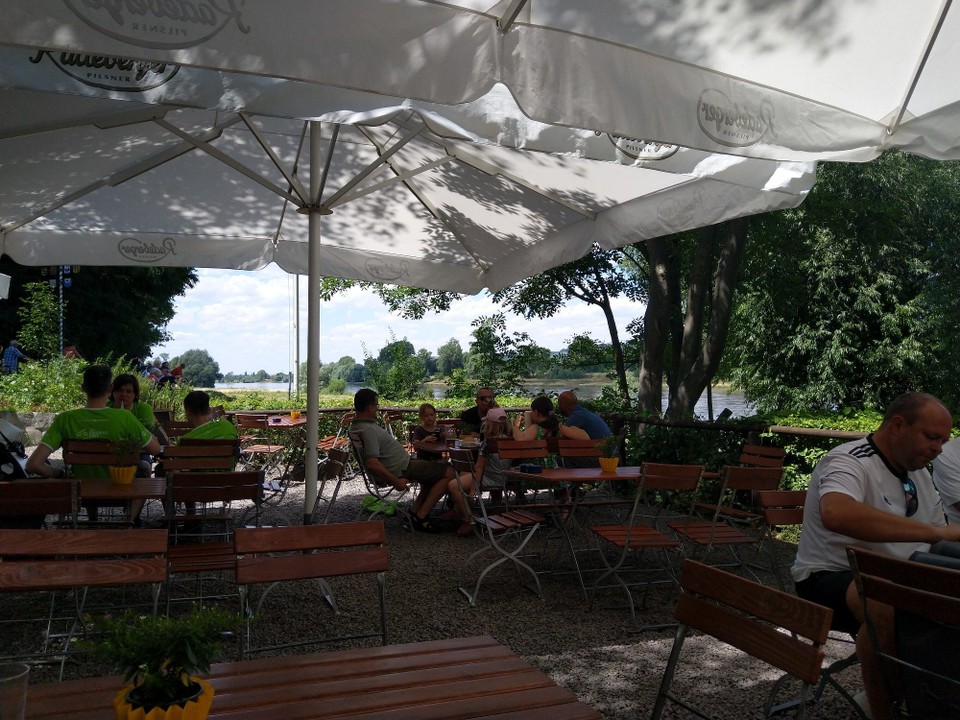 Deutschland - Dresden - Der Empfehlung für diesen schönen Biergarten zu folgen, war haargenau richtig. Es gab Fischbrötchen und Antje und Andreas waren sehr angetan von einer Torte namens Sowieso Hansen. Unter welchem Namen kennt Ihr sie? Stachelbeer-Baiser.
